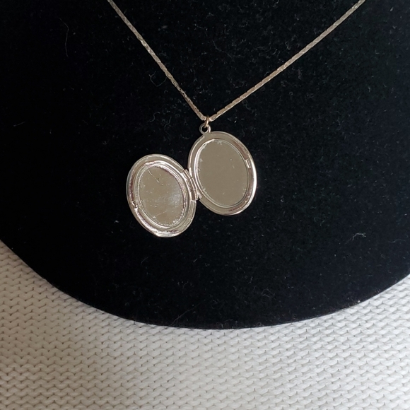 Silver locket necklace - Picture 2 of 4